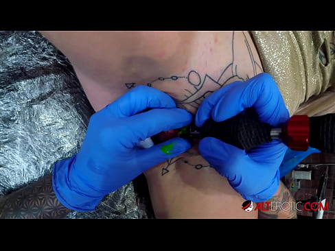 ❤️ Nagpa-tattoo sa kanyang klitoris ang sobrang tattoo na hottie na si Sully Savage ❤️ Porn video sa tl.pornmega.ru ❌️